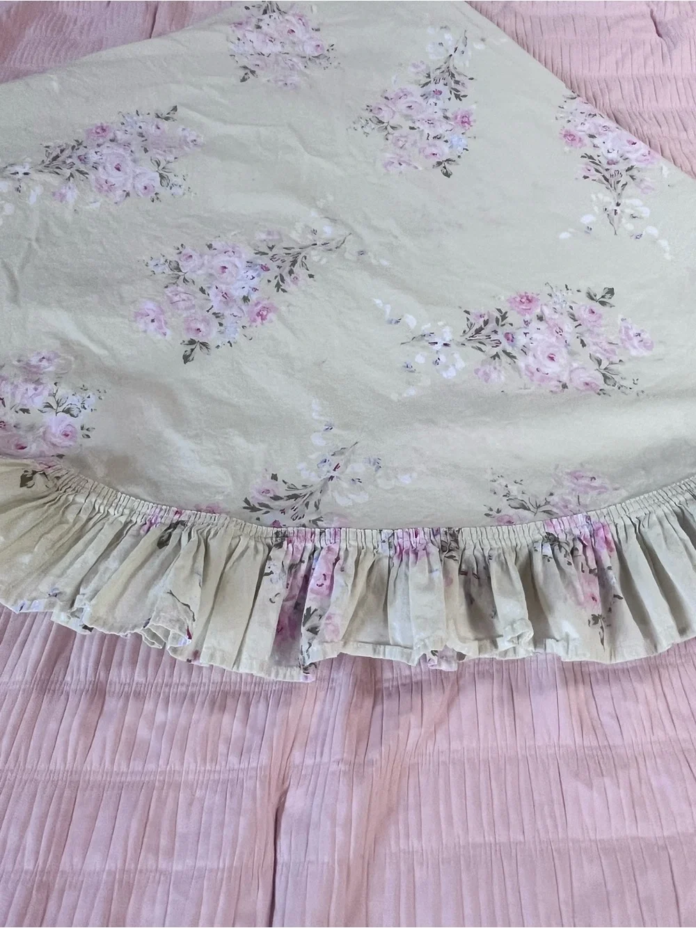 Shabby Chic Ruffled Tablecloth - Picture 11 of 12